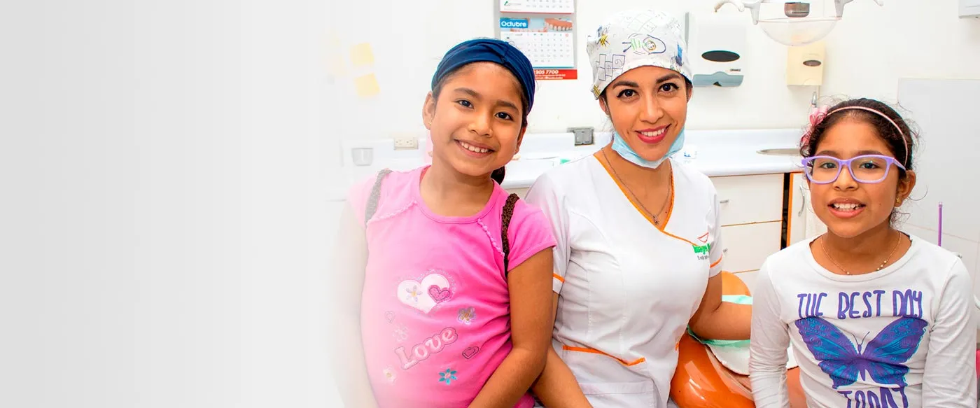 Odontóloga de Imagen Dental con dos pacientes niñas en el consultorio